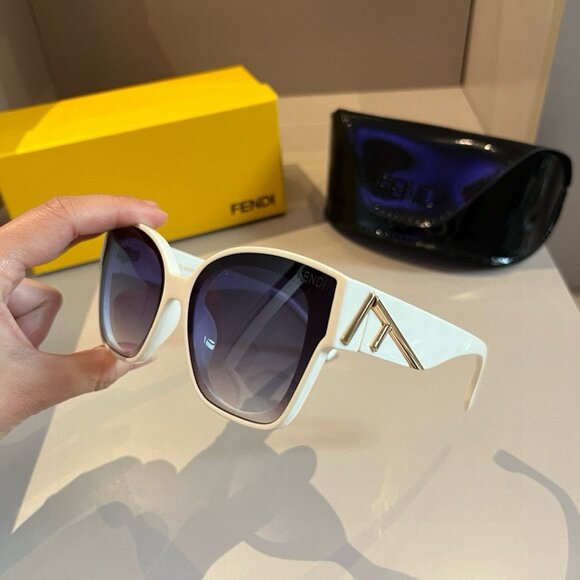 FENDI FF Logo Oversize Sunglasses - Picture 2 of 7
